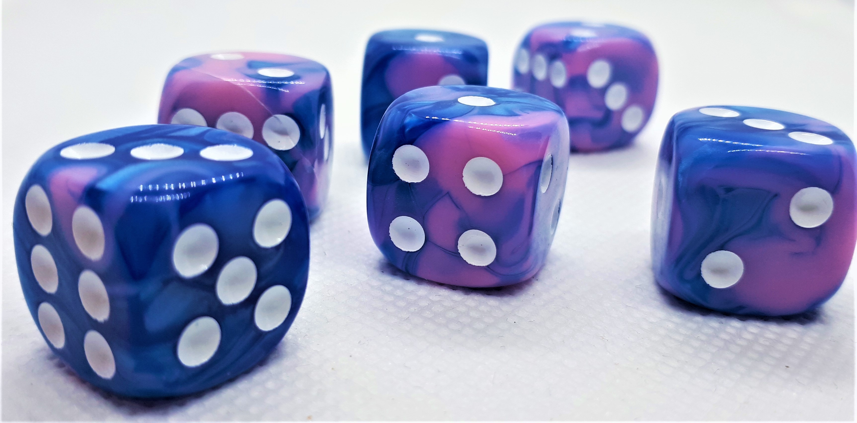 Dice4Friends Würfelset D6 Two Toned: Blue/Pink+White (12)